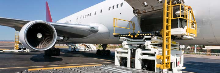 airside loading of cargo onto aeroplane